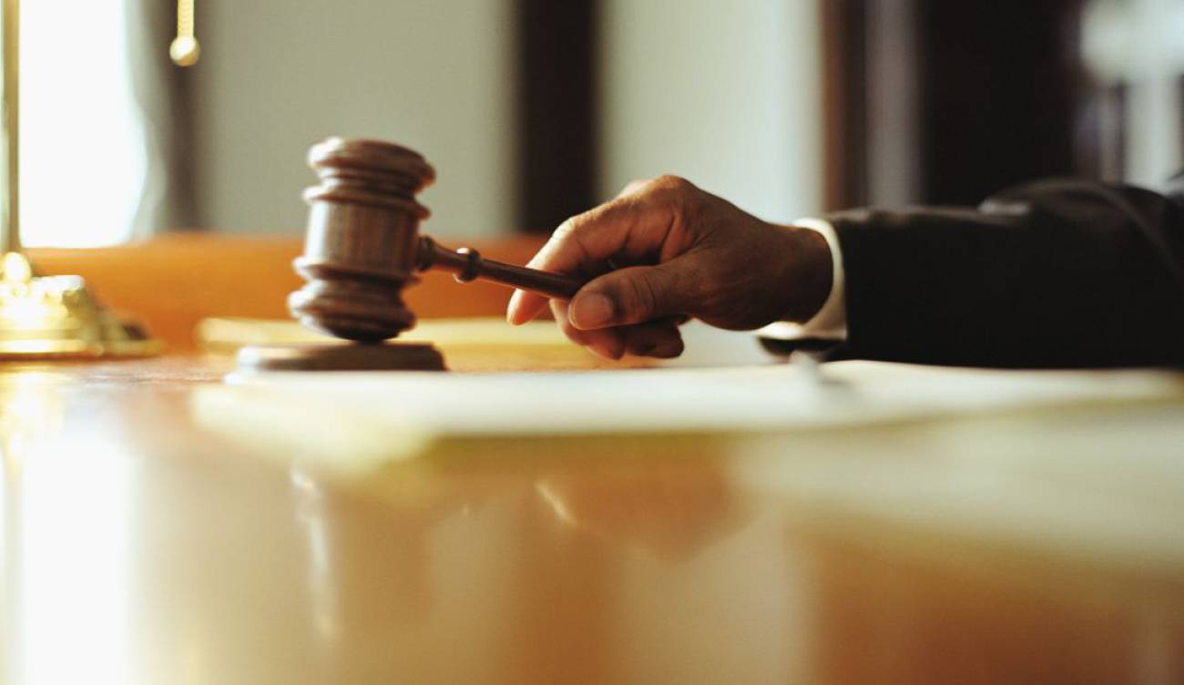 contra magistrados del tribunal