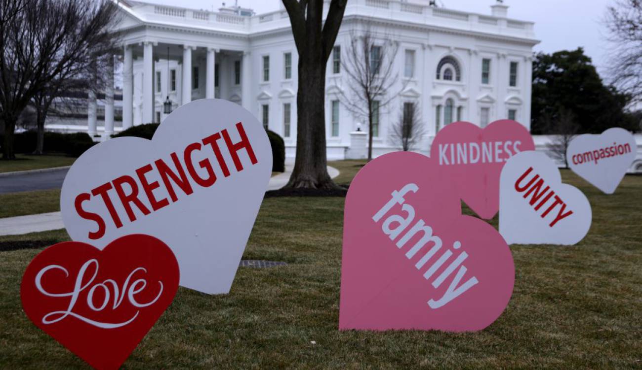 Estados Unidos celebra su primer día de San Valentín en medio de la