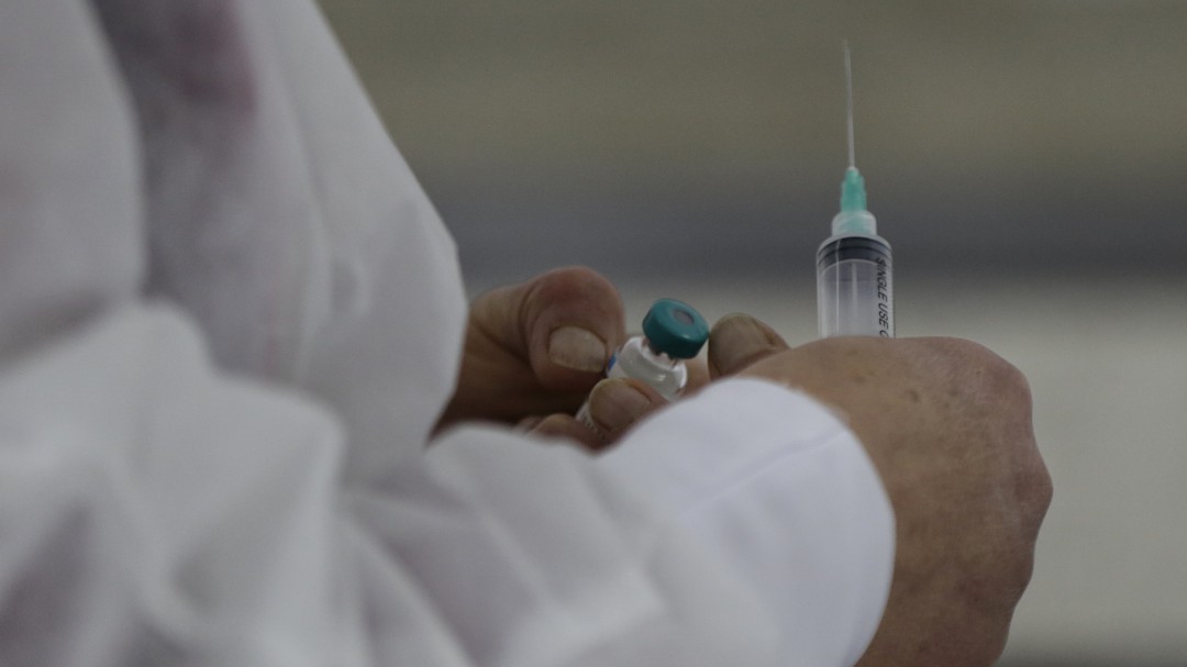 “Queremos que la vacuna esté en los brazos adecuados”: Contraloría