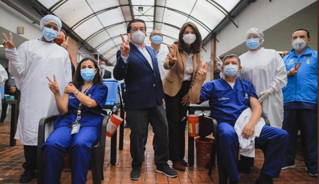 Pese a discurso sobre no politización, políticos se aprovechan de la vacuna