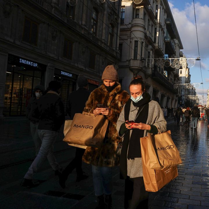Disminución mundial de contagios de COVID19 no está asociado con vacunación