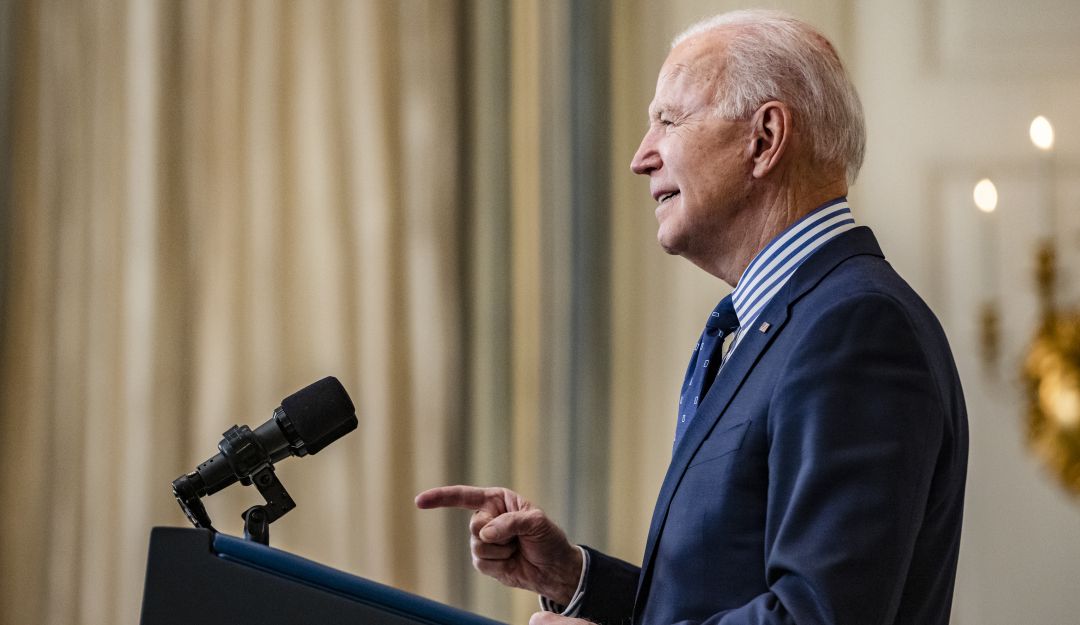 El presidente Joe Biden planea firmar el paquete de ayudas económicas este viernes.