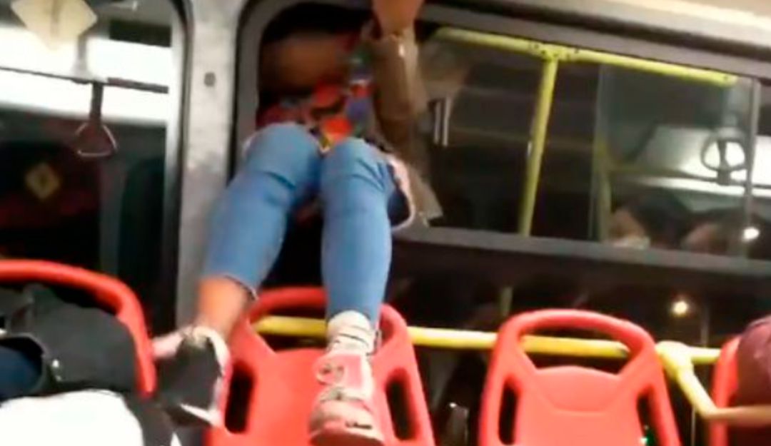 Video De Forma Acrob Tica Mujer Se Baj De Un Transmilenio Por La Ventana Tendencias