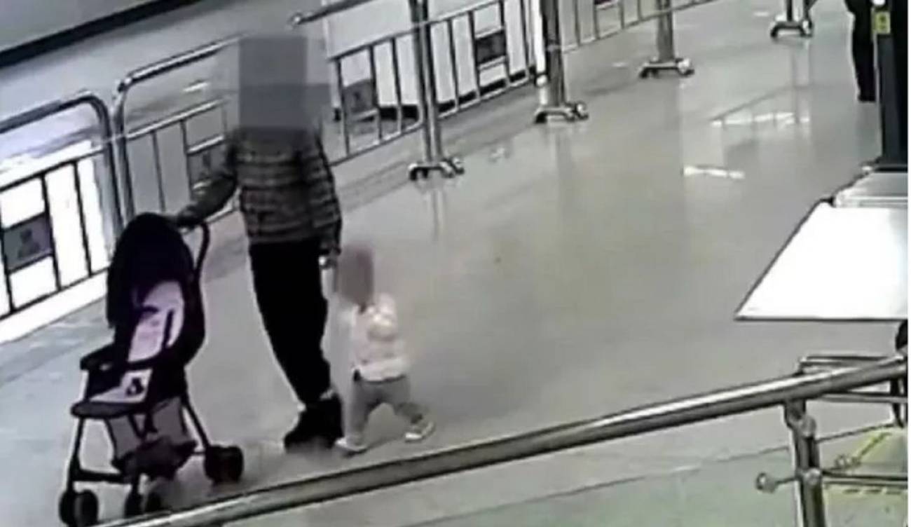 Video Guardia Salvo A Bebe De Terrible Accidente En Escaleras Electricas Guardia De Seguridad Salvo A Bebe De Accidente En Escaleras Electrica Tendencias Caracol Radio