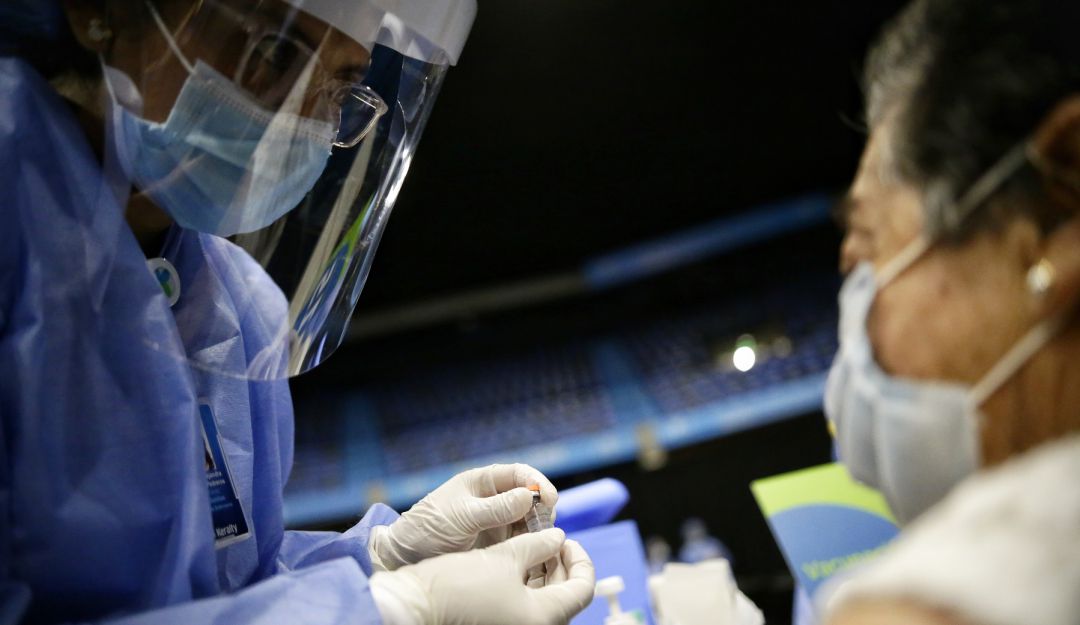 sin bajarse del carro asi estan vacunando contra el covid 19 en tunja sin bajarse del carro asi estan vacunando contra el covid 19 en tunja tunja caracol radio