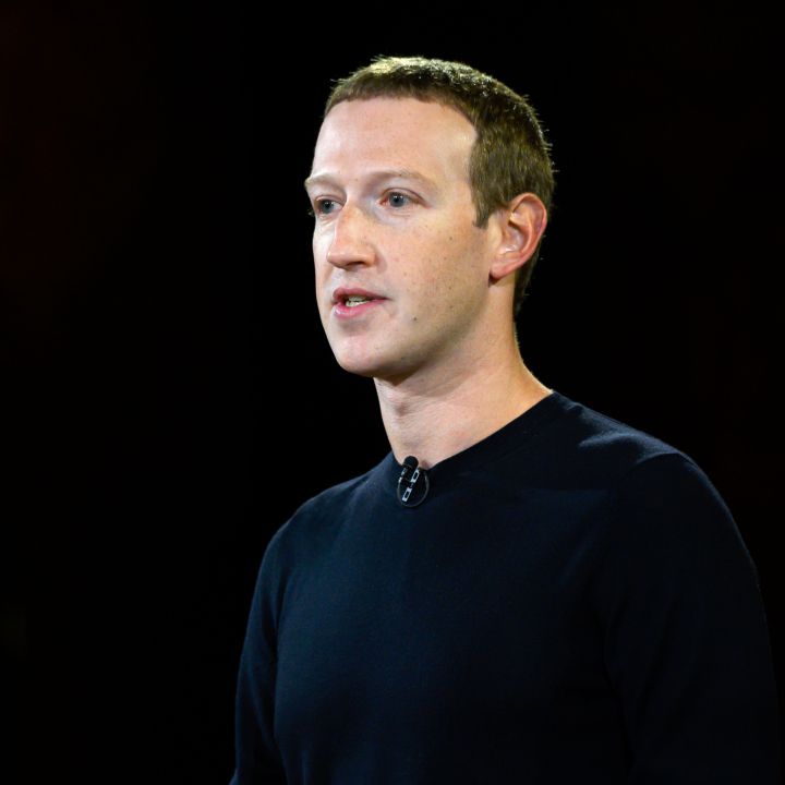 Con las manos en la competencia: descubren a Zuckerberg en la app Signal