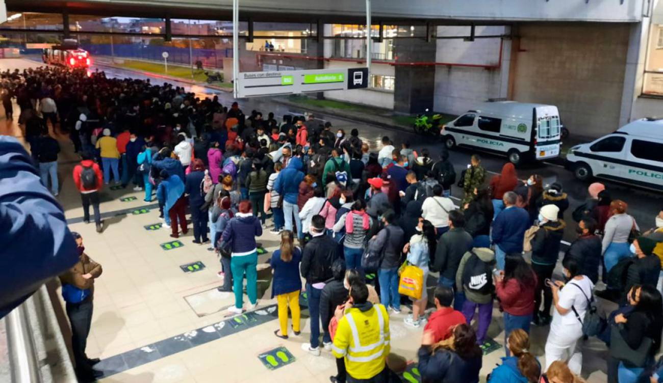 Aglomeraciones En Transmilenio En Imagenes Muy Lleno Asi Amanecio Transmilenio Este Lunes De Cuarentena Bogota Caracol Radio