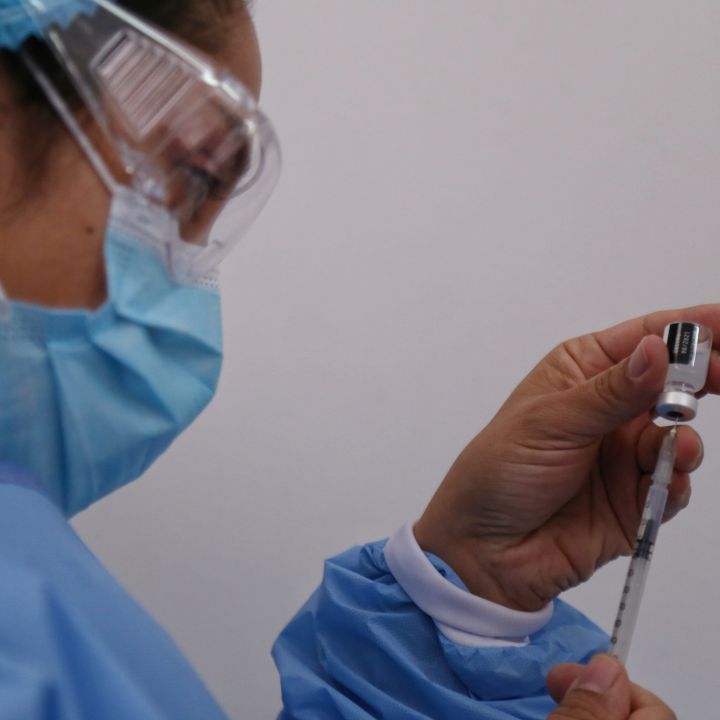 Arranca agendamiento para vacunación en mayores de 65 años