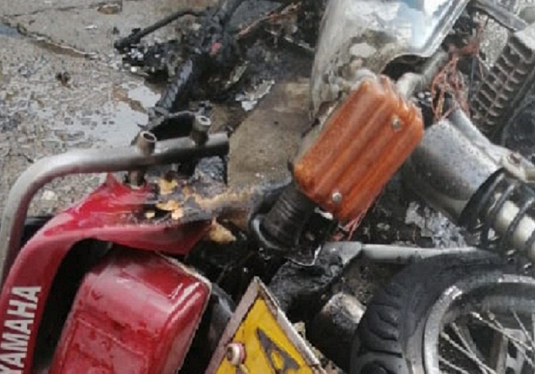 VIDEO: Motocicleta fue consumida por el fuego
