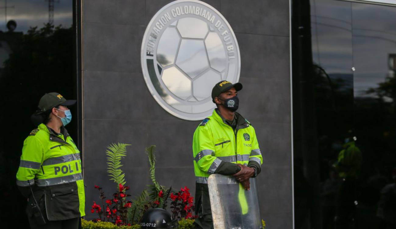 Tensa calma en Barranquilla en víspera del juego Colombia ...