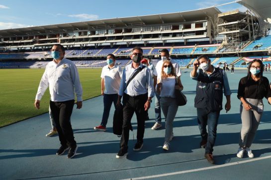 Juan Carlos Osorio recorriendo el estadio Pascual Guerrero acompañado del alcalde Jorge Iván Ospina