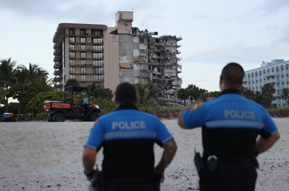 El personal de búsqueda y rescate trabaja en los escombros de la torre de condominios de 12 pisos que se derrumbó durante un colapso parcial del edificio el 24 de junio de 2021 en Surfside, Florida. En este momento se desconoce cuántas personas resultaron heridas mientras continúan los esfuerzos de búsqueda y rescate con equipos de rescate de los condados de Miami-Dade y Broward El personal de búsqueda y rescate trabaja en los escombros de la torre de condominios de 12 pisos que se derrumbó durante un colapso parcial del edificio el 24 de junio de 2021 en Surfside, Florida. En este momento se desconoce cuántas personas resultaron heridas mientras continúan los esfuerzos de búsqueda y rescate con equipos de rescate de los condados de Miami-Dade y Broward