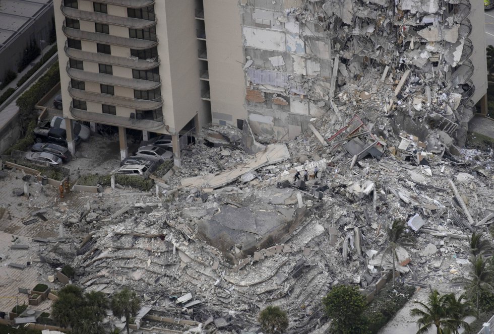 El personal de búsqueda y rescate trabaja en los escombros de la torre de condominios de 12 pisos que se derrumbó durante un colapso parcial del edificio el 24 de junio de 2021 en Surfside, Florida. En este momento se desconoce cuántas personas resultaron heridas mientras continúan los esfuerzos de búsqueda y rescate con equipos de rescate de los condados de Miami-Dade y Broward El personal de búsqueda y rescate trabaja en los escombros de la torre de condominios de 12 pisos que se derrumbó durante un colapso parcial del edificio el 24 de junio de 2021 en Surfside, Florida. En este momento se desconoce cuántas personas resultaron heridas mientras continúan los esfuerzos de búsqueda y rescate con equipos de rescate de los condados de Miami-Dade y Broward