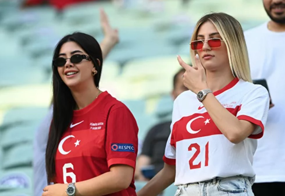 Hinchas turcas antes del partido de la fase de grupos entre las selecciones de Turquía y Gales en Bakú, Azerbaiyán. Gales obtuvo la victoria con un marcador 2-0. Hinchas turcas antes del partido de la fase de grupos entre las selecciones de Turquía y Gales en Bakú, Azerbaiyán. Gales obtuvo la victoria con un marcador 2-0.