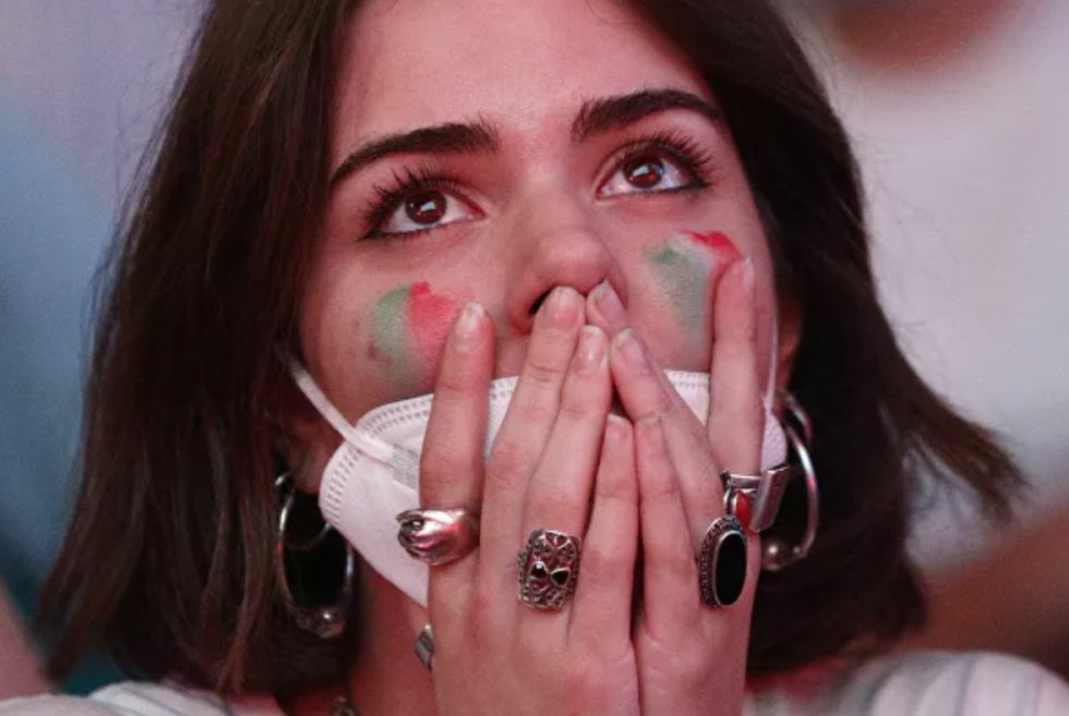 Fanática italiana durante el partido inaugural de la Euro 2020 en Roma, en el que Italia derrotó 3-0 a Turquía. Fanática italiana durante el partido inaugural de la Euro 2020 en Roma, en el que Italia derrotó 3-0 a Turquía.