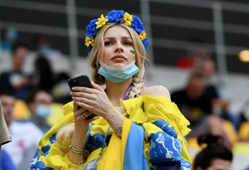 Aficionada ucraniana durante el partido de la fase de grupos de la Eurocopa 2020 entre las selecciones de Ucrania y Macedonia del Norte en Bucarest, que terminó con una victoria de 2-1 para los ucranianos. Aficionada ucraniana durante el partido de la fase de grupos de la Eurocopa 2020 entre las selecciones de Ucrania y Macedonia del Norte en Bucarest, que terminó con una victoria de 2-1 para los ucranianos.