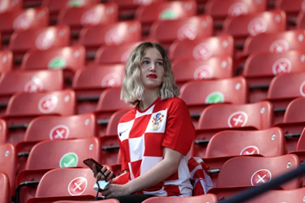 Fanática croata antes del partido de la fase de grupos de la Eurocopa 2020 entre las selecciones de Croacia y la República Checa en Glasgow, que terminó en empate. Fanática croata antes del partido de la fase de grupos de la Eurocopa 2020 entre las selecciones de Croacia y la República Checa en Glasgow, que terminó en empate.