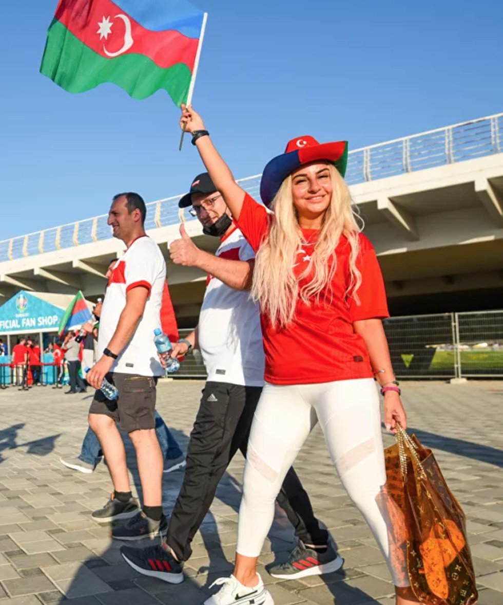 Fanática turca antes del partido de la fase de grupos entre las selecciones nacionales de Turquía y Gales en un estadio en Bakú, Azerbaiyán. Fanática turca antes del partido de la fase de grupos entre las selecciones nacionales de Turquía y Gales en un estadio en Bakú, Azerbaiyán.