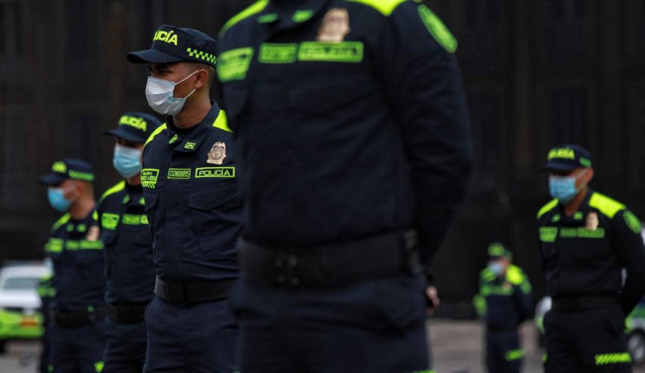 Nuevo Uniforme De La Policia Nacional De Colombia Asi Fue El Proceso Creativo Para El Nuevo Uniforme De La Policia Hoy Por Hoy Caracol Radio