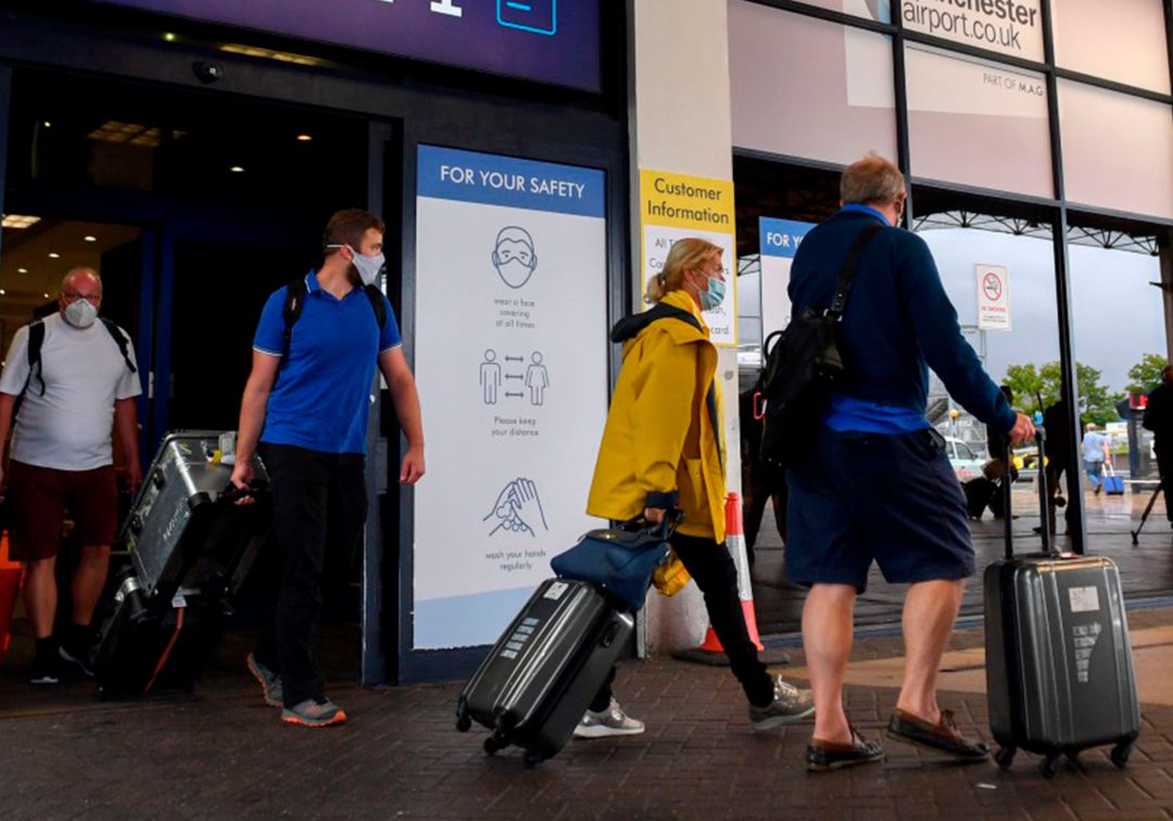 España extiende orden de cuarentena a viajeros colombianos