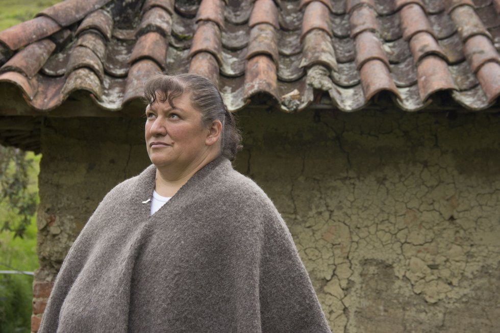Además de tejer ruanas, mochilas, guantes y bufandas con la lana de las ovejas, Adriana Anteliz está comprometida con el cuidado de las zonas boscosas que hay en su finca, ubicada en las zonas bajas del páramo de Santurbán en el municipio de Mutiscua. Para ella, cuidar el agua y el verde es proteger la vida misma. Además de tejer ruanas, mochilas, guantes y bufandas con la lana de las ovejas, Adriana Anteliz está comprometida con el cuidado de las zonas boscosas que hay en su finca, ubicada en las zonas bajas del páramo de Santurbán en el municipio de Mutiscua. Para ella, cuidar el agua y el verde es proteger la vida misma.