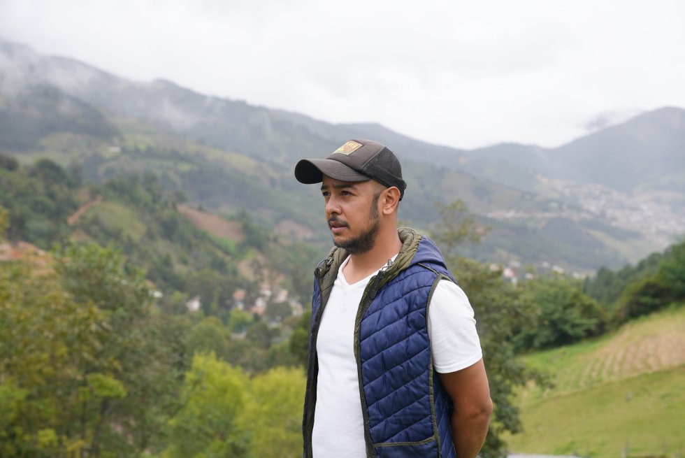 Yamid Ávila, un chef de 34 años, creó una iniciativa que mezcla su amor por la cocina, las raíces ancestrales y el cuidado de la naturaleza en la finca de su papá, ubicada en las faldas de Santurbán. Su proyecto, llamado ‘Del Páramo’, es un taller de cocina donde los turistas prueban los platos típicos de la región mientras aprenden de la historia paramuna. Yamid Ávila, un chef de 34 años, creó una iniciativa que mezcla su amor por la cocina, las raíces ancestrales y el cuidado de la naturaleza en la finca de su papá, ubicada en las faldas de Santurbán. Su proyecto, llamado ‘Del Páramo’, es un taller de cocina donde los turistas prueban los platos típicos de la región mientras aprenden de la historia paramuna.