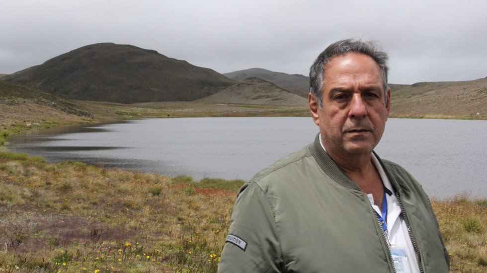 Germán Salamanca lleva décadas luchando contra la minería de oro en el páramo de Santurbán, ya que piensa que el mayor tesoro de este ecosistema es el agua. Además, cuenta con uno de los predios mejor conservados del municipio de Mutiscua, más de 1.000 hectáreas repletas de bosque altoandino donde hay cinco lagunas sagradas para los indígenas. Germán Salamanca lleva décadas luchando contra la minería de oro en el páramo de Santurbán, ya que piensa que el mayor tesoro de este ecosistema es el agua. Además, cuenta con uno de los predios mejor conservados del municipio de Mutiscua, más de 1.000 hectáreas repletas de bosque altoandino donde hay cinco lagunas sagradas para los indígenas.
