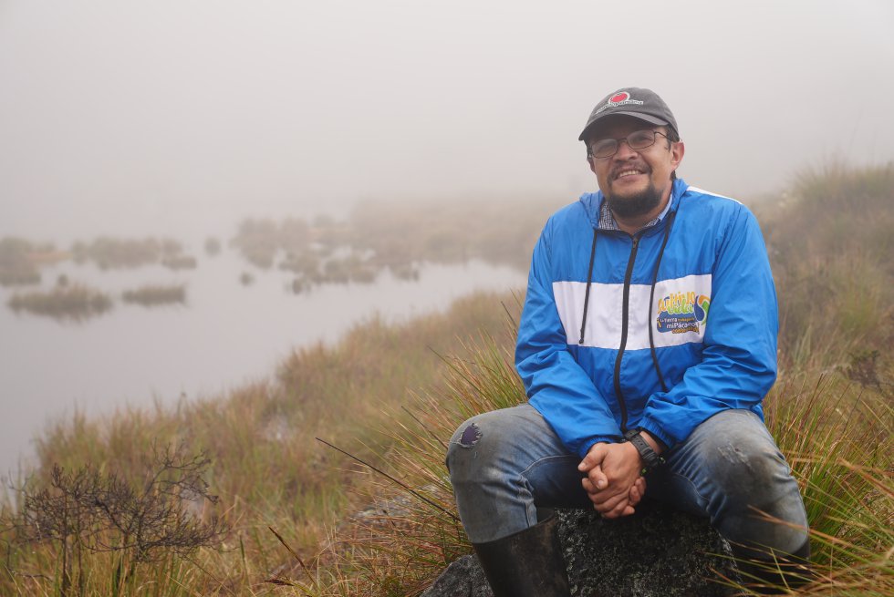 Edwin Navas conoce con lujo de detalles las lagunas del Cornal, un tesoro hídrico de los municipios de Cácota y Silos que fue sagrado para los indígenas. Con su proyecto ‘Alojamientos rurales Shambala’, lleva a los turistas a recorrer esta zona y les cuenta sobre su importancia ambiental y ancestral. Edwin Navas conoce con lujo de detalles las lagunas del Cornal, un tesoro hídrico de los municipios de Cácota y Silos que fue sagrado para los indígenas. Con su proyecto ‘Alojamientos rurales Shambala’, lleva a los turistas a recorrer esta zona y les cuenta sobre su importancia ambiental y ancestral.