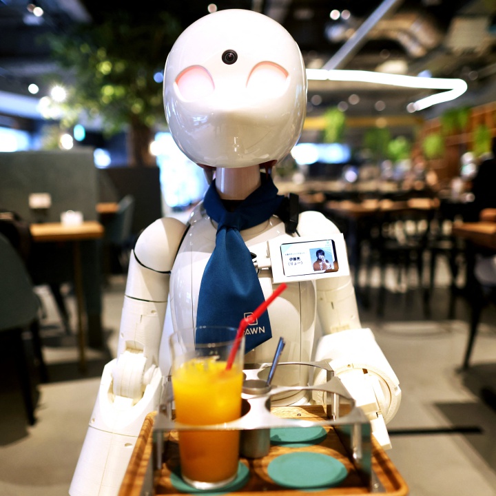 Café en Tokio emplea robots para dar trabajo a personas con discapacidad