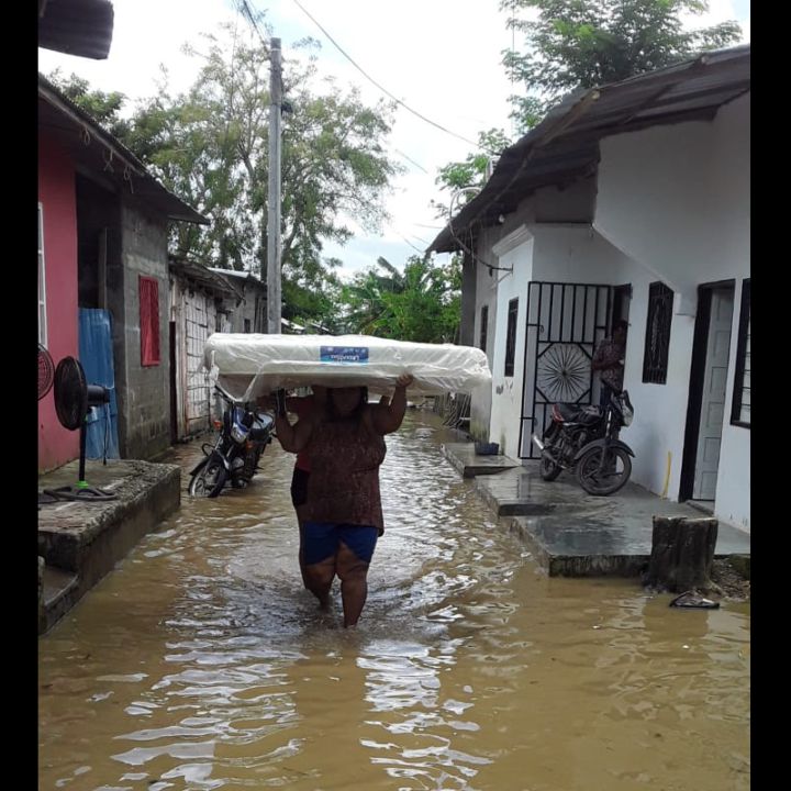 Evacúan un barrio de Guaranda por inundaciones causadas por el río Cauca