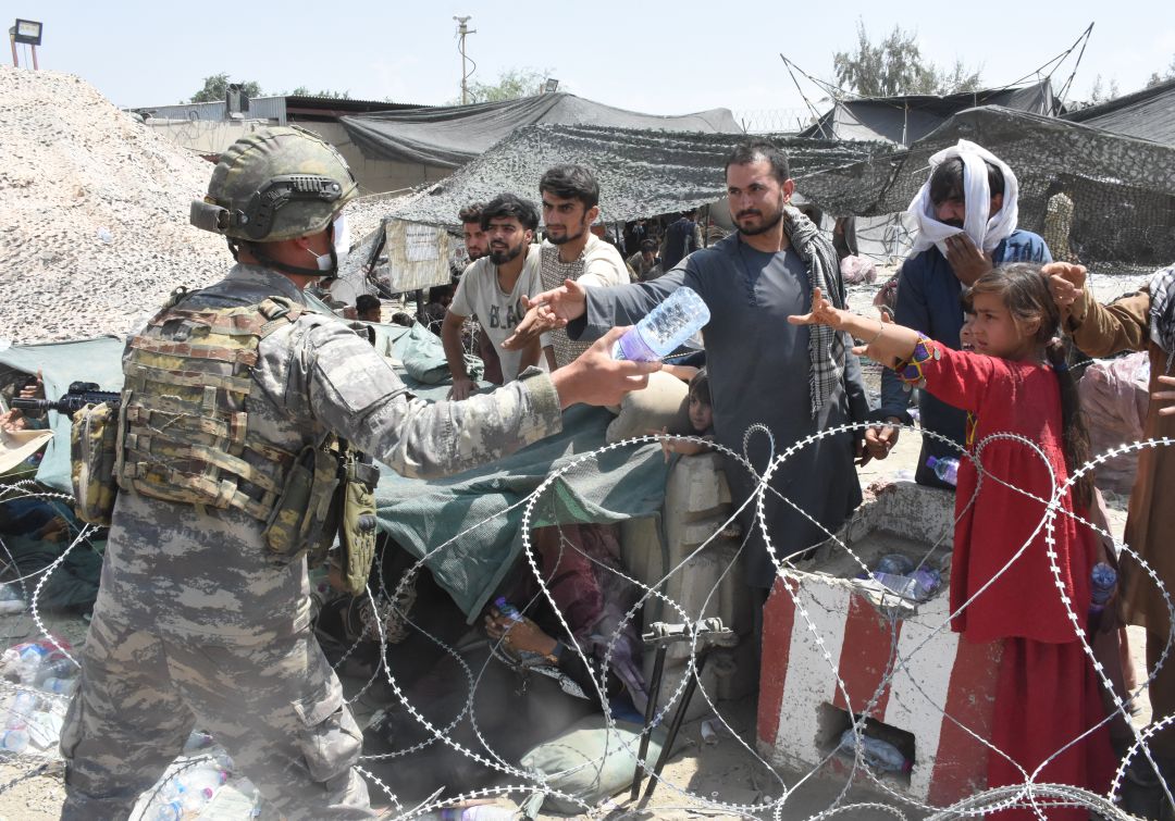 Talibanes prohibieron a afganos ir a aeropuerto de Kabul