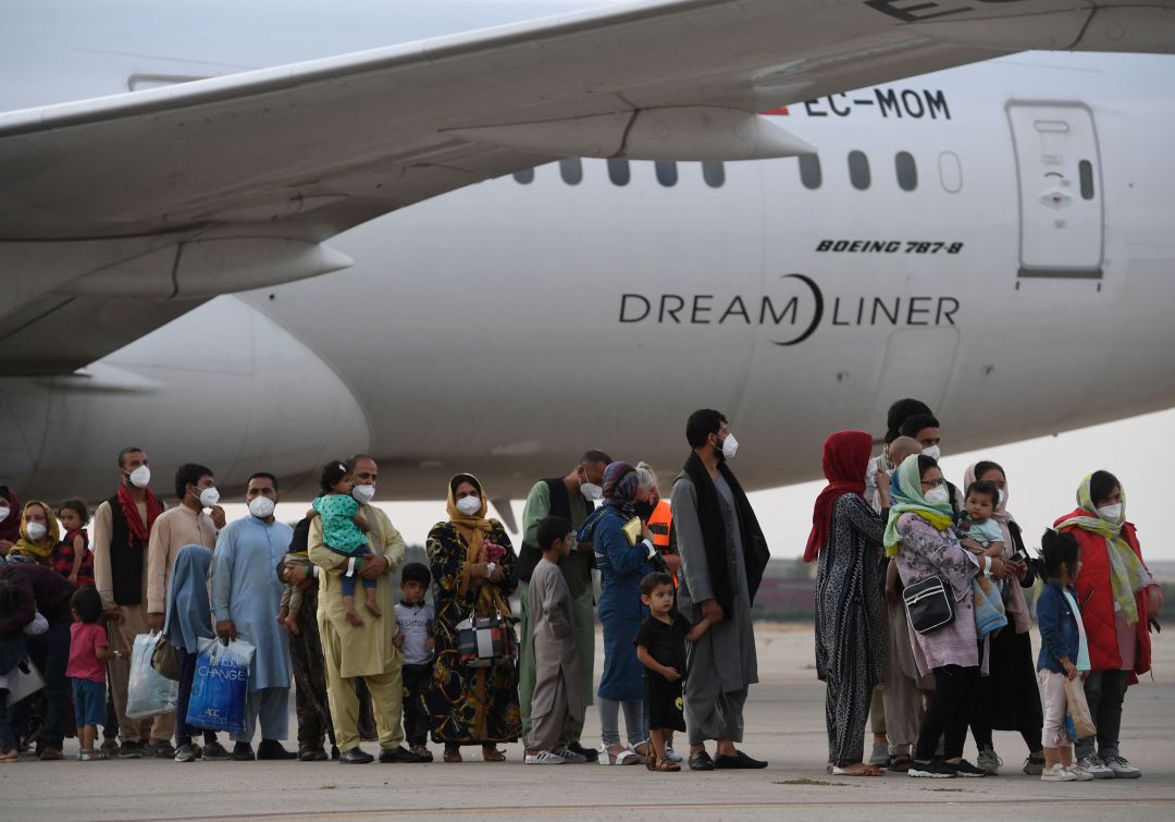 Talibanes dicen que van a permitir vuelos comerciales después de agosto