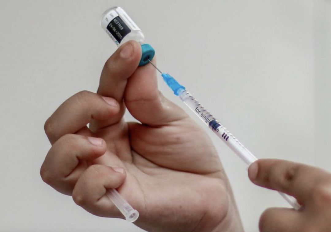 Escasean vacunas contra el COVID-19 para primeras dosis en Medellín