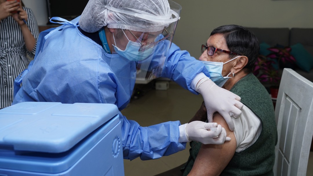Mayores de 70 años recibirán la tercera dosis contra la COVID-19