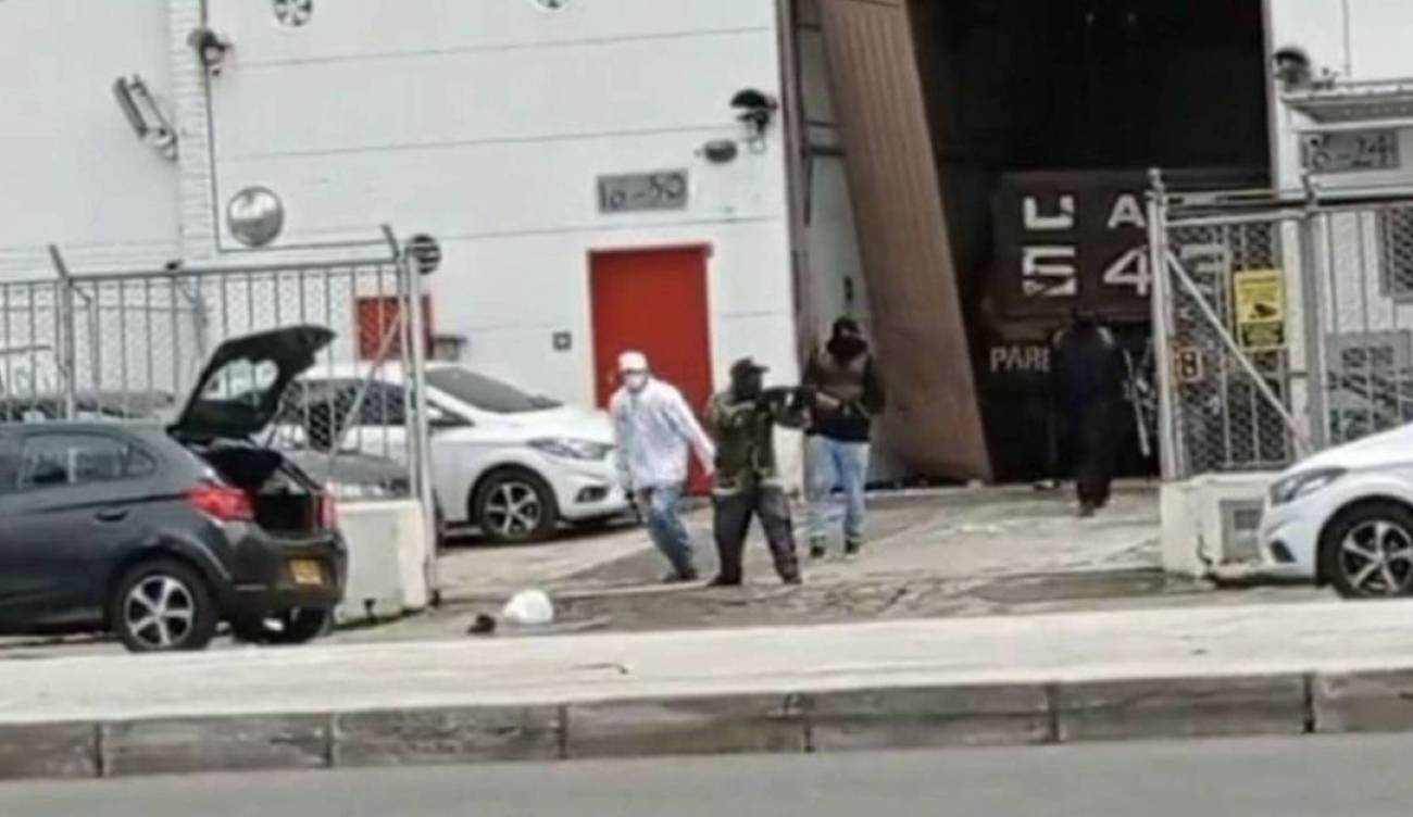 Robo de oro en el Poblado: Robo Medellín: Chalecos antibalas eran del Fondo  de Vigilancia de Bogotá | Bogotá | Caracol Radio