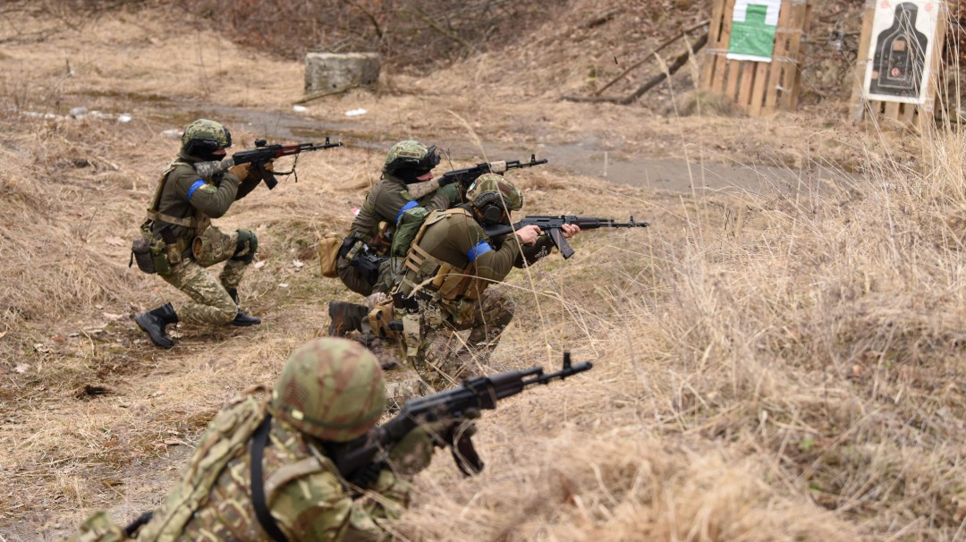 "A los hombres los han obligado a reclutarse": periodista en Ucrania