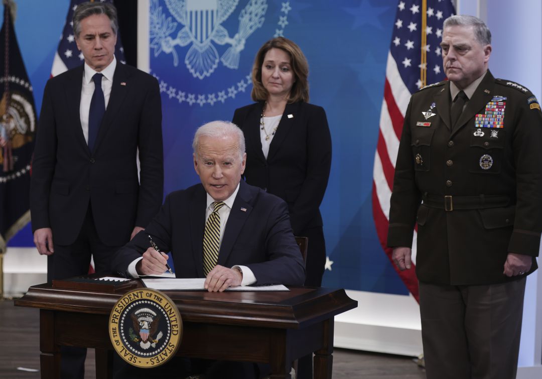 Biden anunció $800 millones de dólares en ayuda militar a Ucrania
