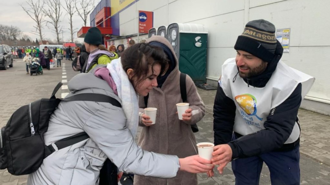 El mexicano que viajó a Ucrania para ayudar a víctimas en la frontera