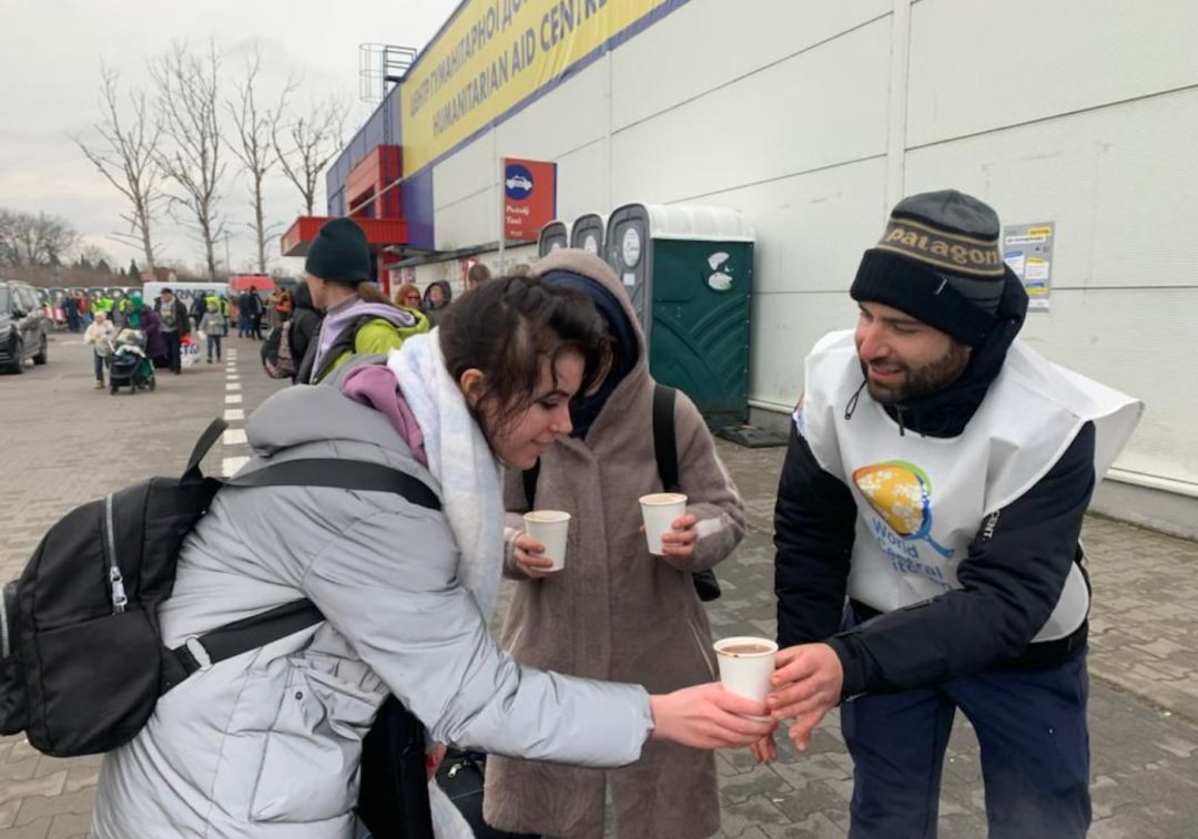 El mexicano que viajó a Ucrania para ayudar a víctimas en la frontera