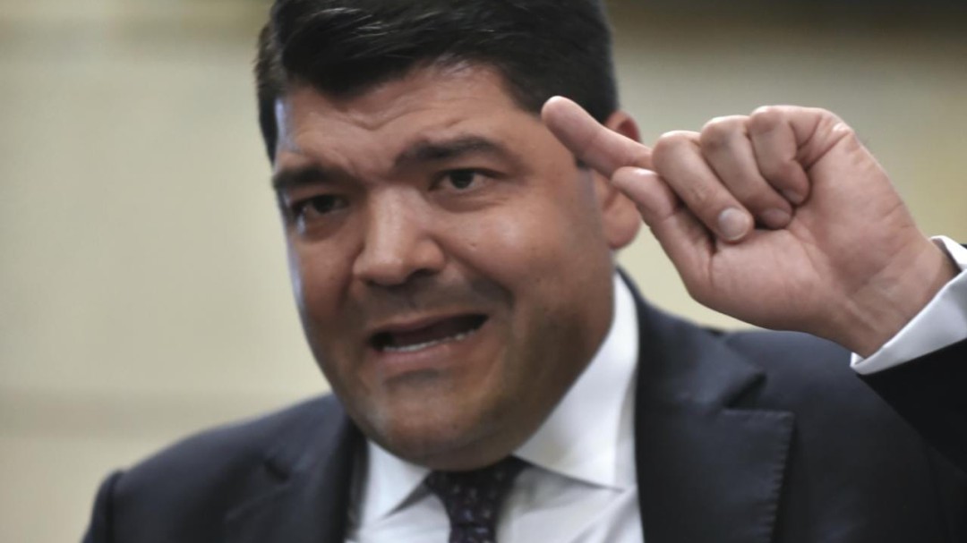 La viga en el ojo de Juan Diego Gómez, presidente del Senado