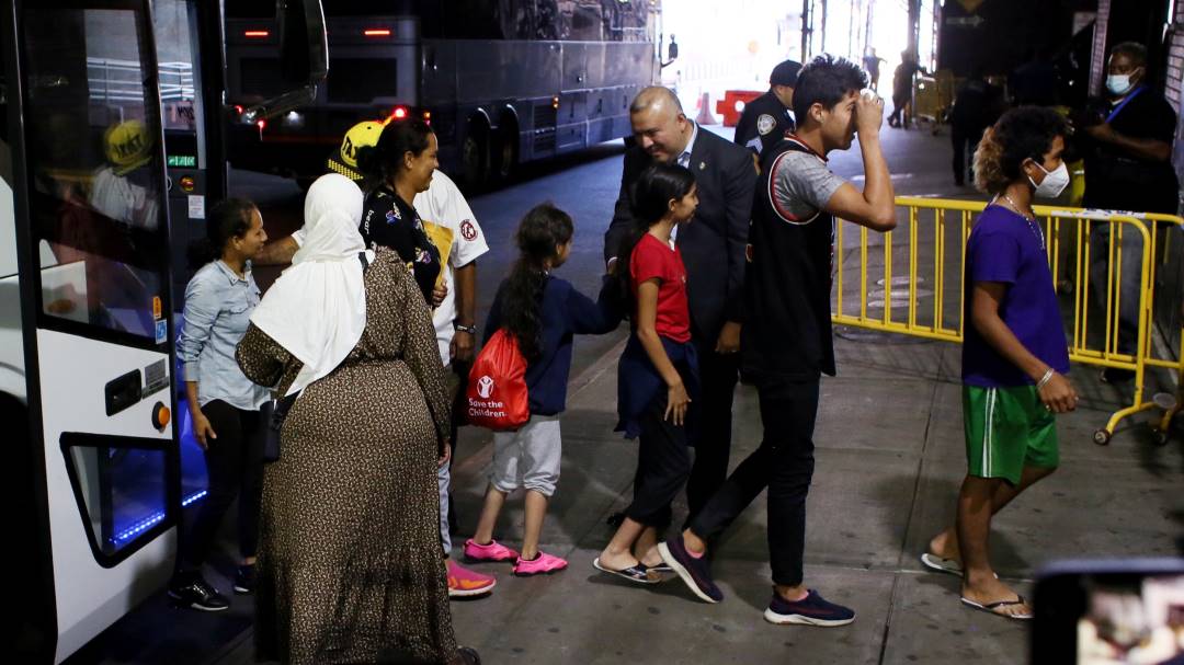 Ciudad de Nueva York aloja a migrantes en hoteles ante llegada de más indocumentados