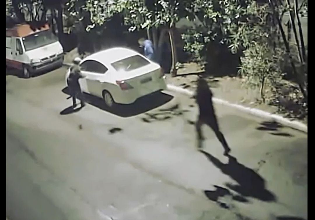 Pareja termina desnuda por robo de auto mientras tenían relaciones sexuales